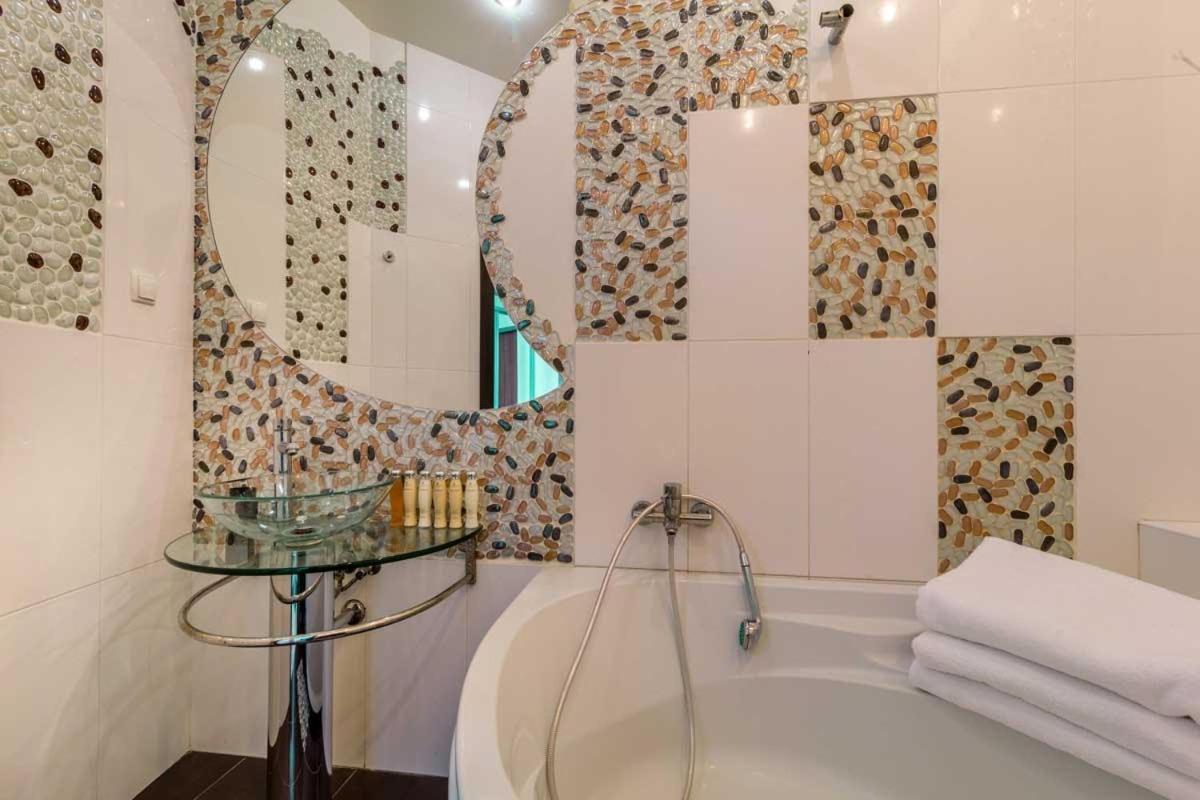 Cozy Apartment In Most City Center Dnipro Ngoại thất bức ảnh