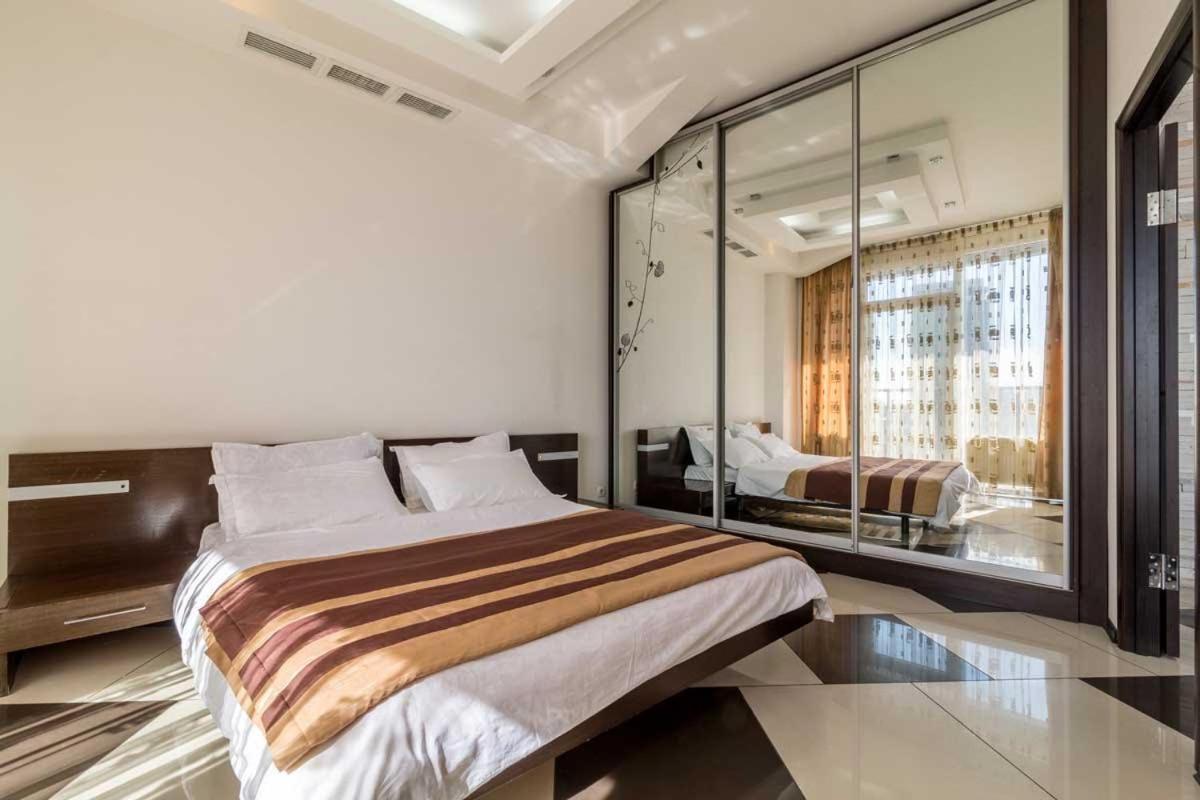 Cozy Apartment In Most City Center Dnipro Ngoại thất bức ảnh