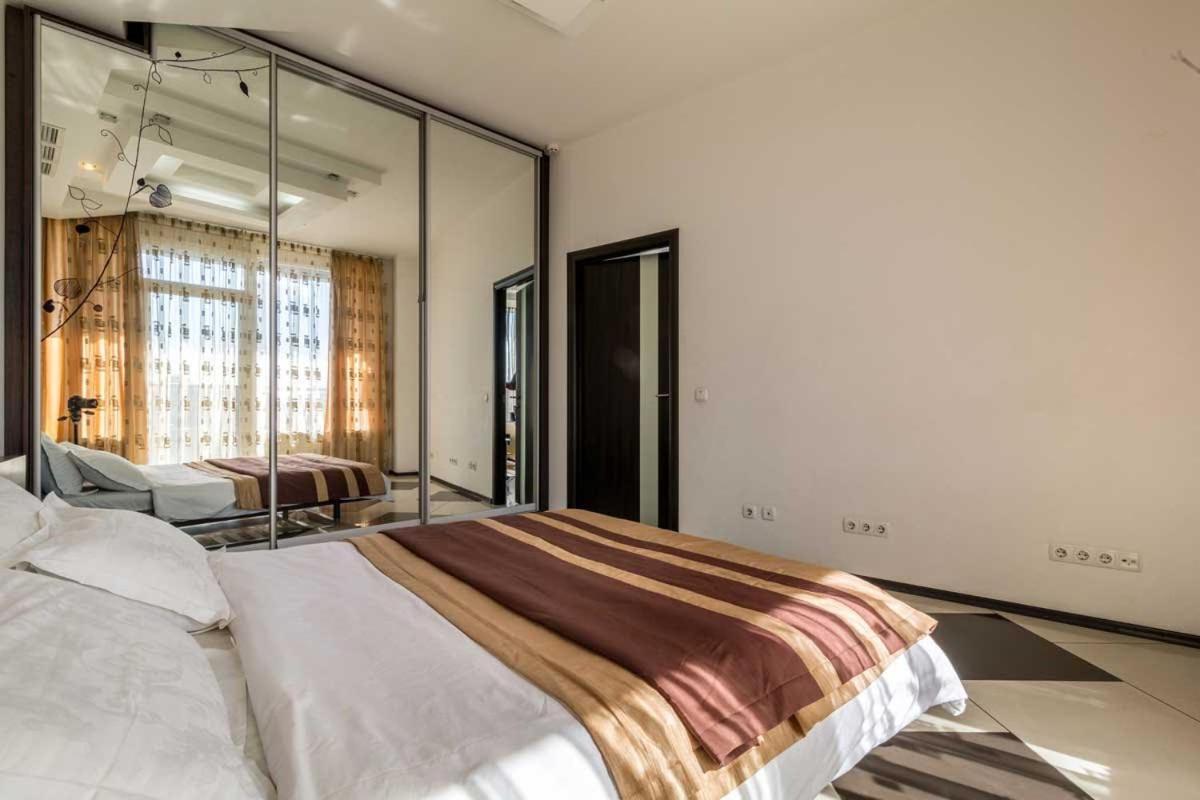 Cozy Apartment In Most City Center Dnipro Ngoại thất bức ảnh